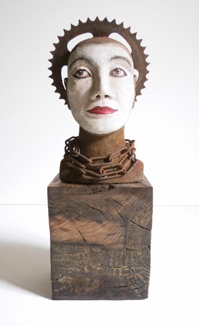 Kopf mit Kranz, 2014, Terrakotta, Metall, bemalt